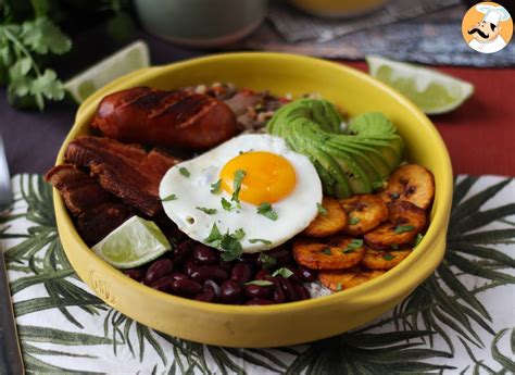 Bandeja Paisa! Un trionfo di sapori e consistenza che fonde la ricchezza della carne con la freschezza delle verdure.