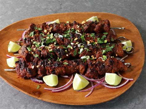  Suya! Una deliziosa grigliata di carne marinata con un tocco di piccantezza africane.