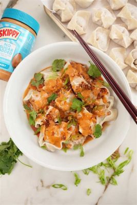  Wontons in Spicy Sauce: Una deliziosa combinazione di sapori piccanti e freschezza acquatica!