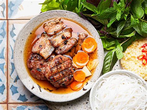  Bún Chả: Un'esplosione di sapori freschi e la ricchezza di una marinatura antica!