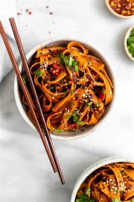  Changde Cold Noodles con Salsa Piccante: Una Sinfonia di Sapori Freschi e Caldi che Esplodono in Bocca!