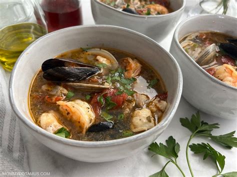 Cioppino: Un trionfo di sapori marini intensificati da spezie audaci e aromi mediterranei!