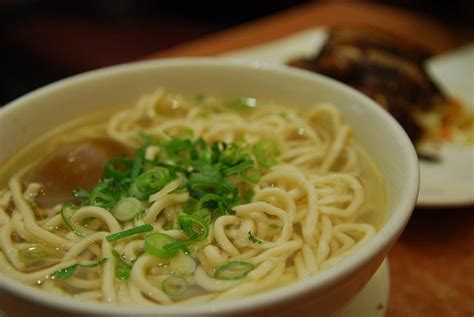  I Noodle Lanzhou! Un Piatto Delizioso Con Un Brodo Ricco E Profumato