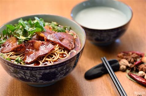  I Noodles di Xiangyang: Un Intenso Concerto di Sapori Piccanti e Aromi Profondi!