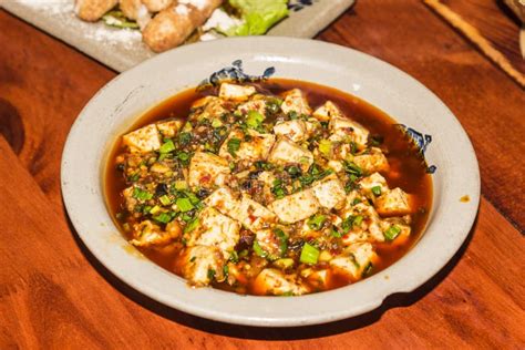  La Spettacolare Delizia di Mapo Tofu: Una Sinfonia Piccante e Setosa di Sapori!