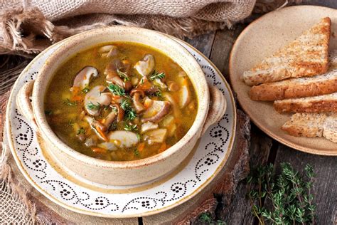  La Zuppa di Funghi con Germogli: Un Piatto Ricco di Sapori e Texture che Farà Ballare le tue Papille Gustative!