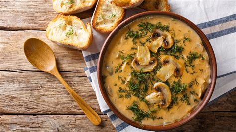   La Zuppa di Funghi di Shannan: Un Delizioso Caldo Cremoso Incontrato con una Spiccata Croccantezza!