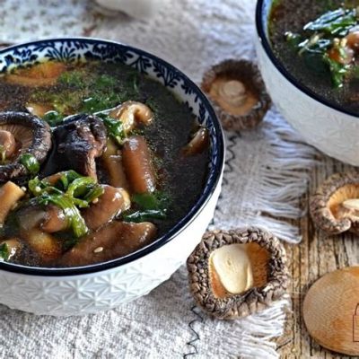   La Zuppa di Funghi Shiitake e Funghi Porcini della Cucina Yunfu: Una Sinfonia Terrosa di Aromi Unici per il tuo Palato!