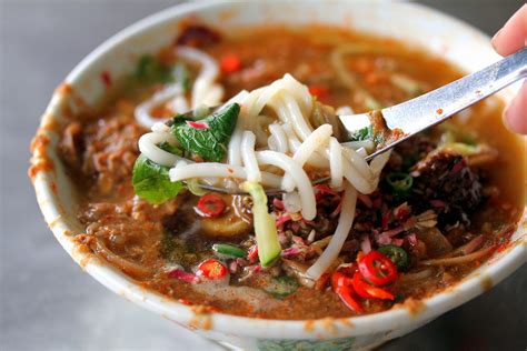  Laksa Penang: Un trionfo di sapori piccanti e una morbida avventura cremosa!