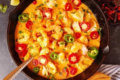   Moqueca: Un trionfo di sapori cremosi e speziati che ti trasporteranno dritti nelle acque cristalline del Brasile!