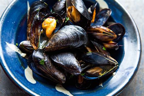   Moules Marinière: Un Piatto Francese che Coniuga la Freschezza del Mare con un Sofisticato Intrigo di Sapori!