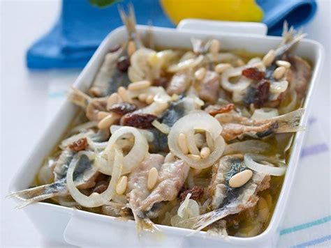  Sarde In Saor: Un Fritto Croccante Che Accarezza il Palato con Dolcezza e Aroma Citrico