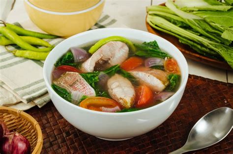  Sinigang na Isda: Un piatto di pesce Filipino con un delizioso brodo agrodolce e piccante!