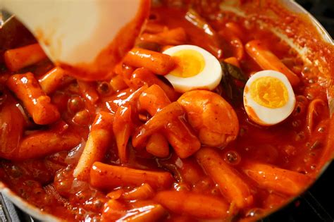  Tteokbokki: Un esplosione di sapori piccanti e la dolcezza irresistibile del riso glutinoso!