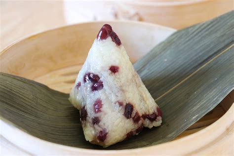  Zongzi di Lishui: Un esplosione di sapori salati e un'avvolgente morbidezza nella tradizione cinese!