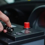 Jak skasować błąd check engine bez komputera? Metody i porady